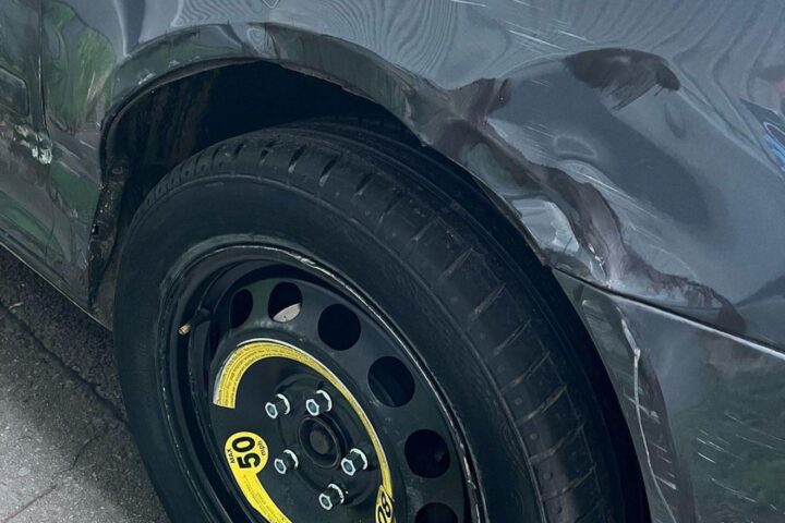 Ein beschädigter Skoda, Unfallspuren und Nebenwirkungen von Drogen sichtbar auf der Autobahn.