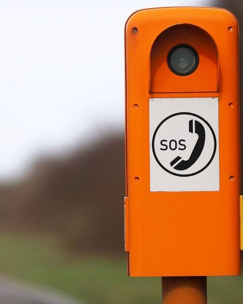 Notrufsäule als Symbol für Verkehrssicherheit und Unfallprävention in Pirmasens.