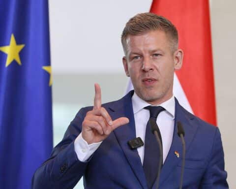 Péter Magyar, neuer ungarischer Ministerpräsident, spricht über Demokratie und Systemwechsel in Budapest.