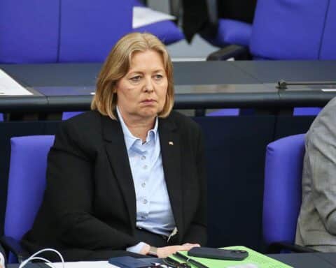 Bärbel Bas im Bundestag, Widerstand gegen tarifgebundene Wochenarbeitszeit durch Unionsfraktion.