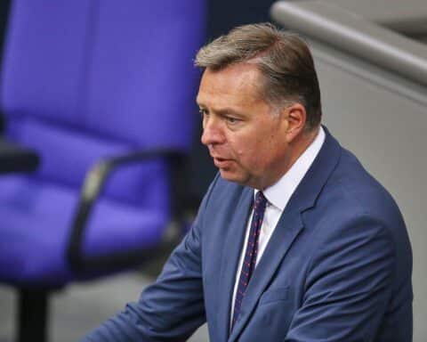 Politiker fordern klare Begründung für Einreiseverweigerung des somalischen WM-Schiedsrichters Omar Artan.
