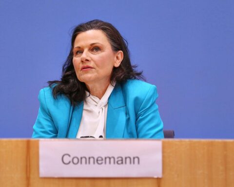 Gitta Connemann diskutiert betriebliche Altersvorsorge, betont Akzeptanz statt Zwang, Mittelstand entlasten.