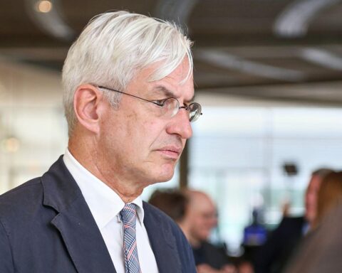 Politiker diskutieren über Steuererhöhungen; Kritiker warnen vor negativen Auswirkungen auf Unternehmen und Arbeitsplätze.