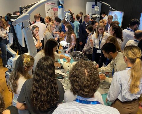 Reger Andrang beim Hands-on-Kurs zur Neurochirurgie mit angehenden Chirurgen und Phantommodellen.