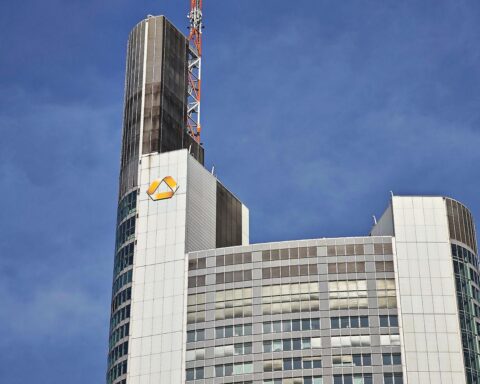 Frankfurt Skyline mit Commerzbank-Tower, Symbol für Bankenfusion und Wettbewerbschancen.