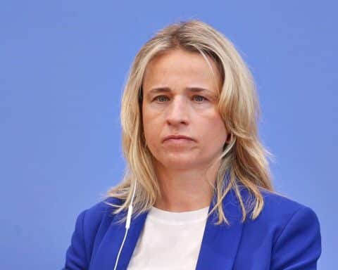 Verena Bentele diskutiert Pflegereform, Belastungen für Angehörige und Altersarmut durch Änderungen.