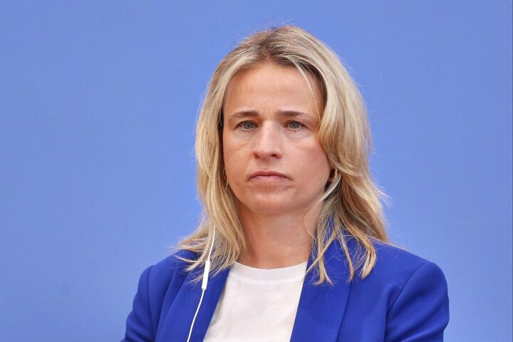 Verena Bentele diskutiert Pflegereform, Belastungen für Angehörige und Altersarmut durch Änderungen.