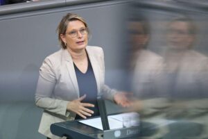 Stefanie Hubig diskutiert Jugendschutz im Internet, um Kinder und Jugendliche zu schützen.