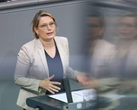 Stefanie Hubig diskutiert Jugendschutz im Internet, um Kinder und Jugendliche zu schützen.
