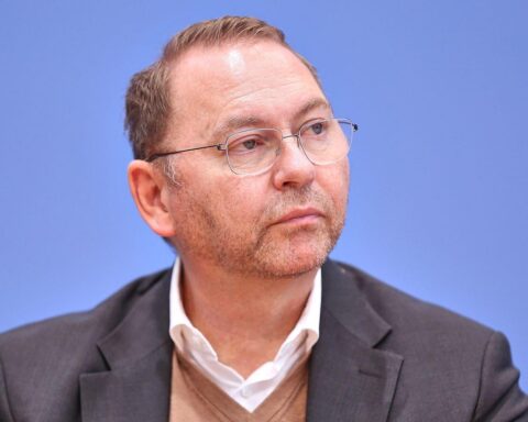 Frank Werneke kündigt Proteste gegen Aufweichung des Kündigungsschutzes und Arbeitnehmerrechte an.
