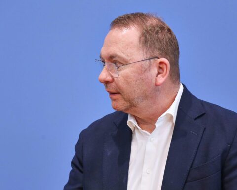Frank Werneke betont Sozialreformen, warnt vor Kürzungen und fordert stärkere Kaufkraft.