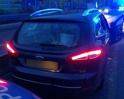 Polizei stoppt flüchtenden Autofahrer nach Verfolgungsjagd; Unfall mit Streifenwagen, Verletzte.