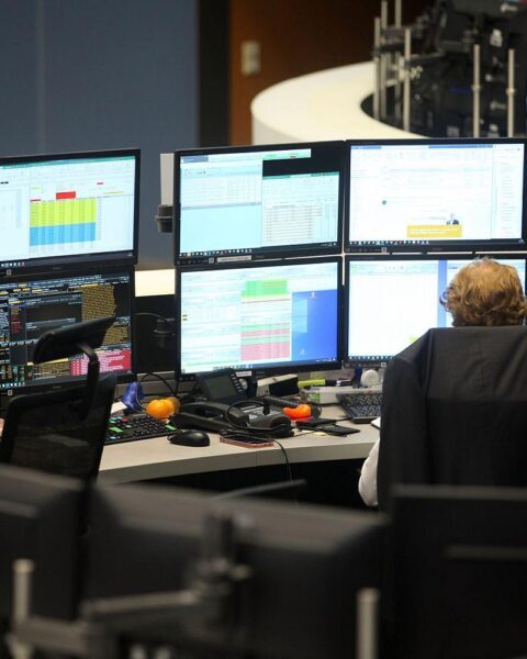 Dax-Chart mit Verlusten, SAP-Aktie im Fokus, Marktunsicherheit durch geopolitische Spannungen.