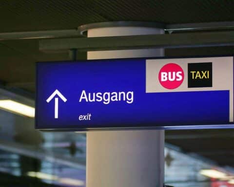 Bundesverkehrsminister Schnieder betont die zukünftige Zuverlässigkeit und Sicherheitsvorkehrungen der Deutschen Bahn.