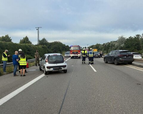 Unfall auf der A65: beschädigte Fahrzeuge und Verkehrsbehinderung am Morgen.