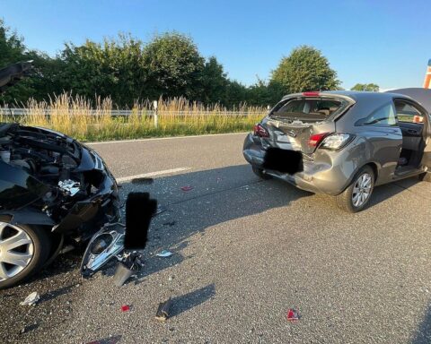 Unfallstelle auf Autobahn mit Feuerwehr, verunfallten Autos und Absperrung für Sicherheit.