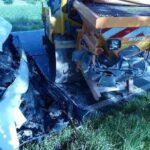 Verkehrsunfall zwischen PKW und Asphaltwalze auf der L135; Verletzte und hoher Sachschaden.