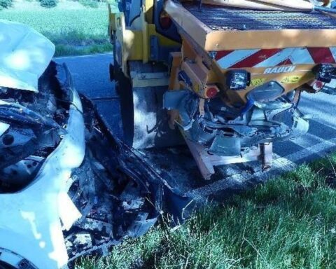 Verkehrsunfall zwischen PKW und Asphaltwalze auf der L135; Verletzte und hoher Sachschaden.