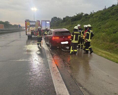 Verunfallter BMW X3 auf Autobahn, Feuerwehr im Einsatz, Verletzter wird betreut.