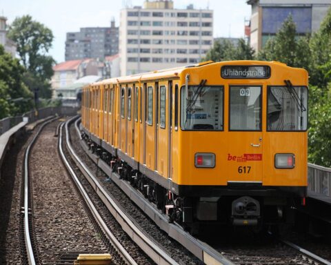 Bilder der U-Bahn in Berlin mit einem vermissten Kind und Polizei-Intervention.
