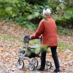 Seniorin betrachtet Rentenunterlagen, symbolisiert steigende Altersvorsorge und Erwerbsbeteiligung in Deutschland.
