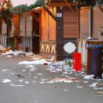 Tatort mit Spuren der Zerstörung und Trauer nach Anschlag auf Magdeburger Weihnachtsmarkt.