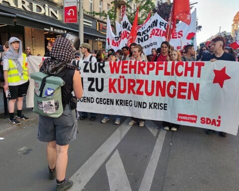 Protestierende Menschen mit Plakaten gegen Wehrpflicht und gesetzliche Meldepflicht in Berlin.