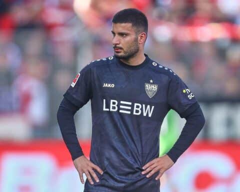 Deniz Undav jubelt mit VfB Stuttgart-Trikot, umgeben von Fans nach Vertragsverlängerung bis 2029.