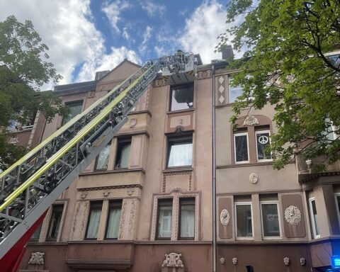 Drehleiterrettung von Kind auf Hausdach, Feuerwehr im Einsatz, dramatische Rettungssituation.