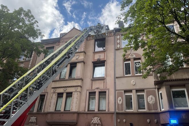 Vierjähriges Kind aus lebensgefährlicher Lage auf Hausdach gerettet