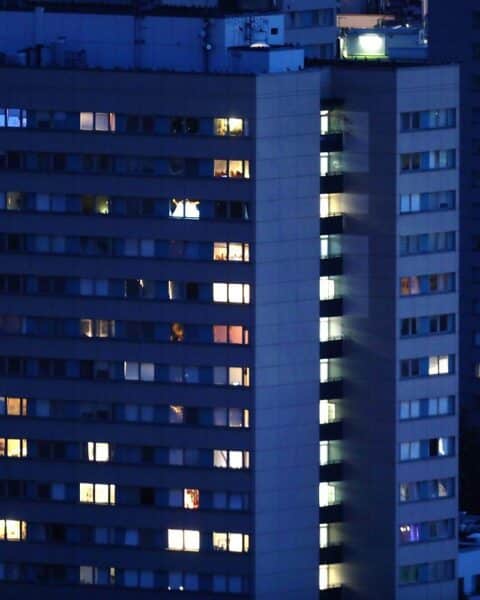 Dämmernde Berliner Wohnungen symbolisieren Wohnungsnot und die Debatte um Vergesellschaftung privater Konzerne.