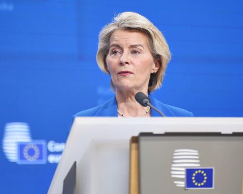 Ursula von der Leyen bei Pressekonferenz über EU-Hilfen für Armenien gegen russische Beschränkungen.