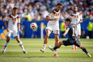 Deutschlands Ausscheiden im Elfmeterschießen gegen Paraguay bei der WM 2026. Emotionale Fußballszene.
