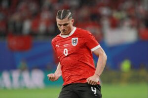 Fußballspieler jubeln nach dramatisch spannendem 3:3-Unentschieden zwischen Österreich und Algerien.