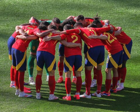 Spanische Nationalmannschaft jubelt, mit Statistiken zur Favoritenrolle für die WM im Hintergrund.