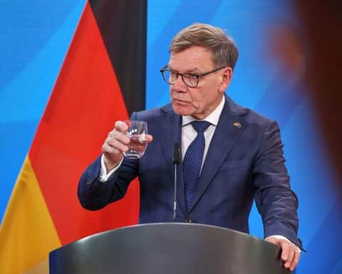 Johann Wadephul spricht über deutsche Außenpolitik, betont wirtschaftliche Interessen und Bündnissysteme.