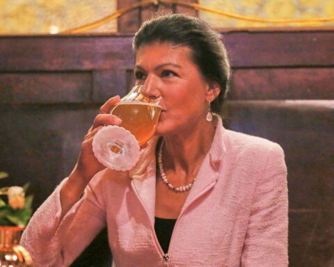 Sahra Wagenknecht erklärt ihre Idee für überparteiliche Regierung mit AfD-Beteiligung in Berlin.