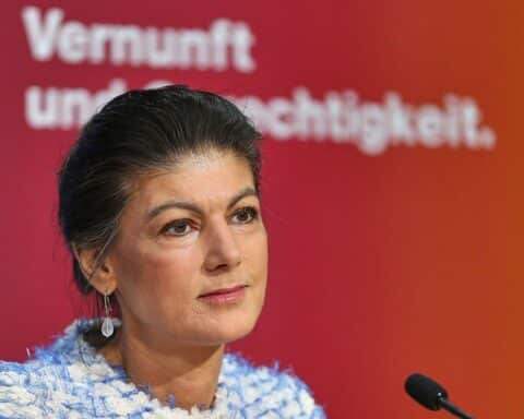 Sahra Wagenknecht fordert überparteilichen Kandidaten für Sachsen-Anhalt, diskutiert AfD-Integration in Regierung.