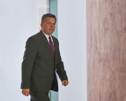 Waldbrand im Harz: Einsatzkräfte kämpfen gegen Flammen, Ministerpräsident Schulze besucht die Brandstelle.