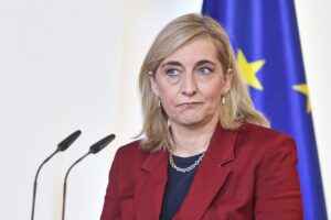 Nina Warken diskutiert Gesundheitsreform im Bundestag, Fokus auf Beitragsstabilität und gesetzliche Krankenversicherung.