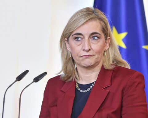 Nina Warken diskutiert Gesundheitsreform im Bundestag, Fokus auf Beitragsstabilität und gesetzliche Krankenversicherung.