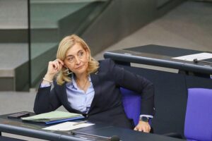 Nina Warken diskutiert Pflegeversicherung reformiert, zwischen Härten und notwendiger finanzieller Anpassung.