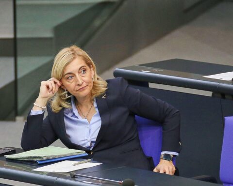 Nina Warken diskutiert Pflegeversicherung reformiert, zwischen Härten und notwendiger finanzieller Anpassung.