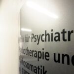 Bundesgesundheitsministerin Nina Warken kündigt Honorarkürzung für Psychotherapeuten an, Proteste folgen.