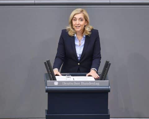 Nina Warken spricht über sinkende Beiträge in der gesetzlichen Kranken- und Pflegeversicherung.