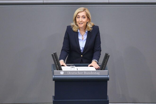 Warken will Sozialbeiträge langfristig senken