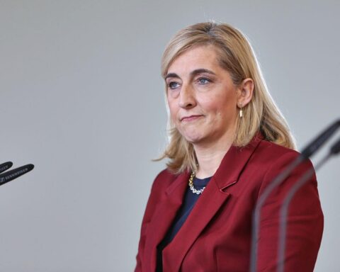 Nina Warken diskutiert Suizidprävention; Gesetz zur Unterstützung von Ländern und Kommunen vorgestellt.