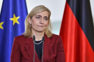 Nina Warken bei Pressekonferenz zur privaten Pflegevorsorge in Berlin.
