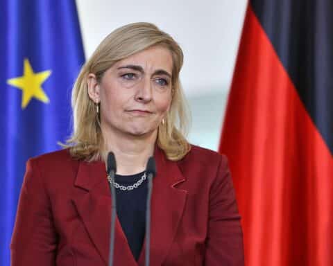 Nina Warken bei Pressekonferenz zur privaten Pflegevorsorge in Berlin.