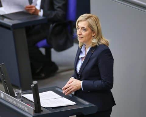 Nina Warken im Bundestag, diskutiert Krankenkassen-Reform, betont finanzielle Herausforderungen und soziale Verträglichkeit.